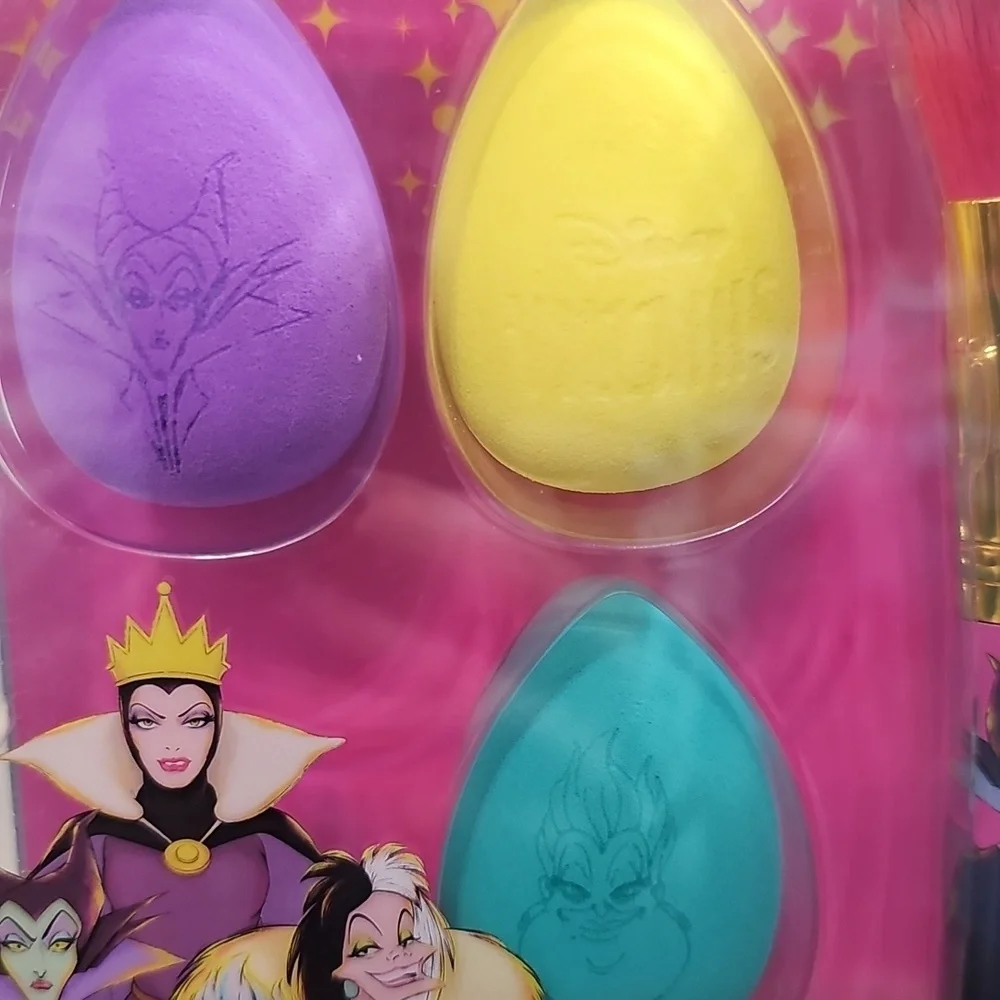 Disney Villains Beauty Set with Brushes and Sponges - Picture 4 of 4